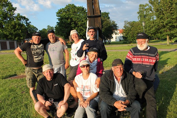 Her er en glad Nautica gjeng som står modeller for capsene!